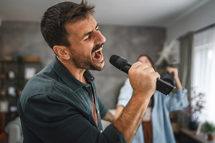 Man singing out loud feat