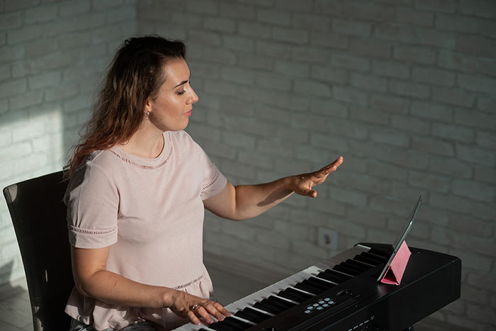 woman teaching singing online feat